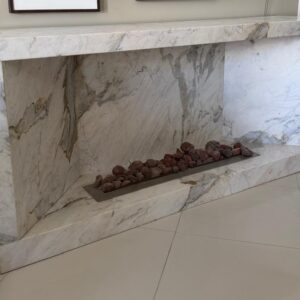 LAREIRA INTERNA OU EXTERNA COBERTA - ESTRUTURA APARADOR EM MÁRMORE - LAREIRA À ALCOOL - INOX - ESTADO DE NOVA — V050.13