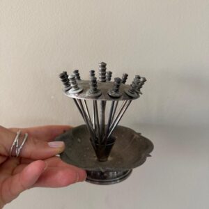 PEÇA ANOS 1970 - PARA COMPOR A MESA DOS APERITIVOS - PALITOS DE PRATA E SUPORTE — V050.08