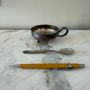 LOTE ÚNICO - 6 CONSOMÊS PRATA - COM ALÇA + 6 COLHERES - PEÇAS ANTIGAS — V050.06