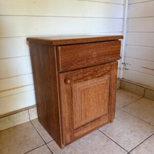 MESINHA LATERAL DE CAMA + PORTINHA DE ARMÁRIO - MADEIRA MACIÇA - ANGELIM — A134.66