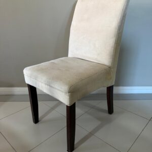 LOTE ÚNICO - 6 CADEIRAS - TECIDO - 4 MODELO LISO + 2 MODELO COM ESTAMPA ARABESCO - TODAS OFF WHITE — A129.06