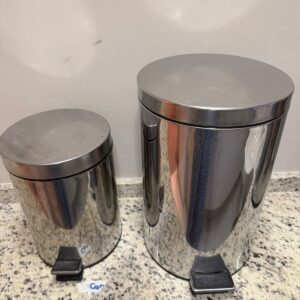 LIXEIRA INOX - PEQUENA COM TAMPA E PEDAL — M152.14