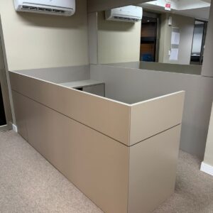 BALCÃO RECEPÇÃO EM MDF CINZA CLARO — M152.31