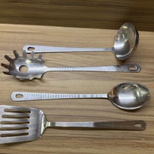 LOTE ÚNICO - 4 TALHERES DE SERVIÇO - INOX — I016.729