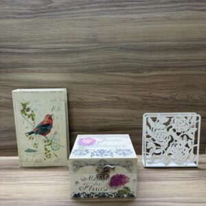 LOTE ÚNICO - 1 CAIXA-LIVRO PASSARINHO + 1 CAIXA RELÓGIO + 1 MINI BAÚ + 1 PORTA PAPEIS IKEA — I016.739