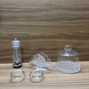 LOTE ÚNICO - 1 PORTA QUEIJO VIDRO + 1 PORTA GUARDANAPO OU TORRADAS + 2 PORTA MANTEIGA INDIVIDUAL + 1 PIMENTEIRO ACRÍLICO — I016.715