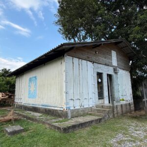 ESTRUTURA COMERCIAL PARA OPERAÇÃO DE COZINHA E CÂMARA FRIA REFRIGERADA - 3 CONTAINERS EM FORMATO "U" - PORTAS, JANELAS, PISOS, TELHADO - SAÍDA DE ÁGUA + INSTALAÇÃO DE ENTRADA DE ÁGUA POTÁVEL + ACOMPANHA CAIXA D'ÁGUA — Y004.29