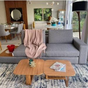 SOFÁ LINHO CINZA - MODELO CONTEMPORÂNEO - MESINHA LATERAL AMADEIRADA - COMPRADO NA DIVINA HOME — A137.01